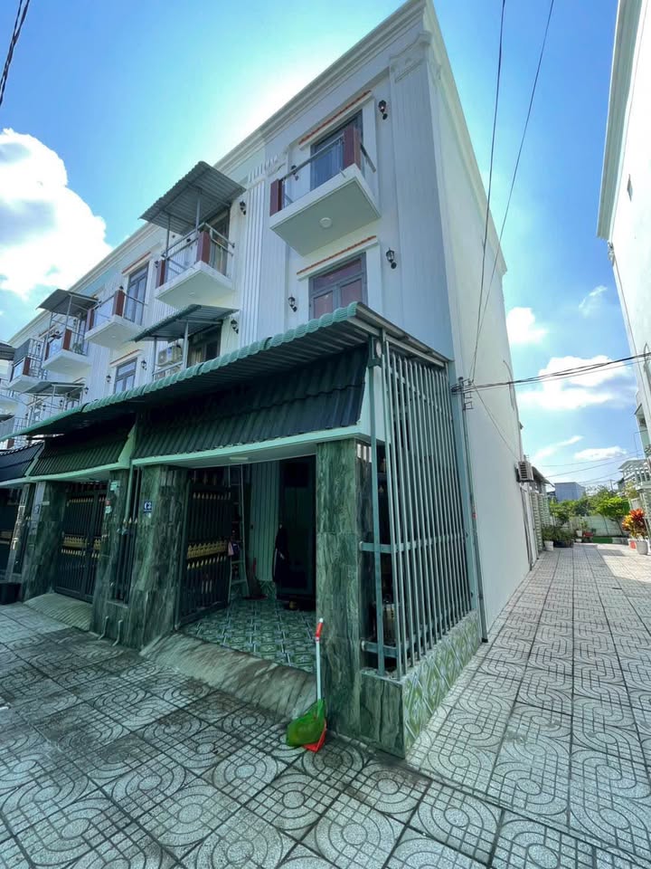 Nhà hai lầu Tân Kim 52m² giá 1.95 tỷ - Căn góc hai mặt tiền, sẵn sàng vào ở!