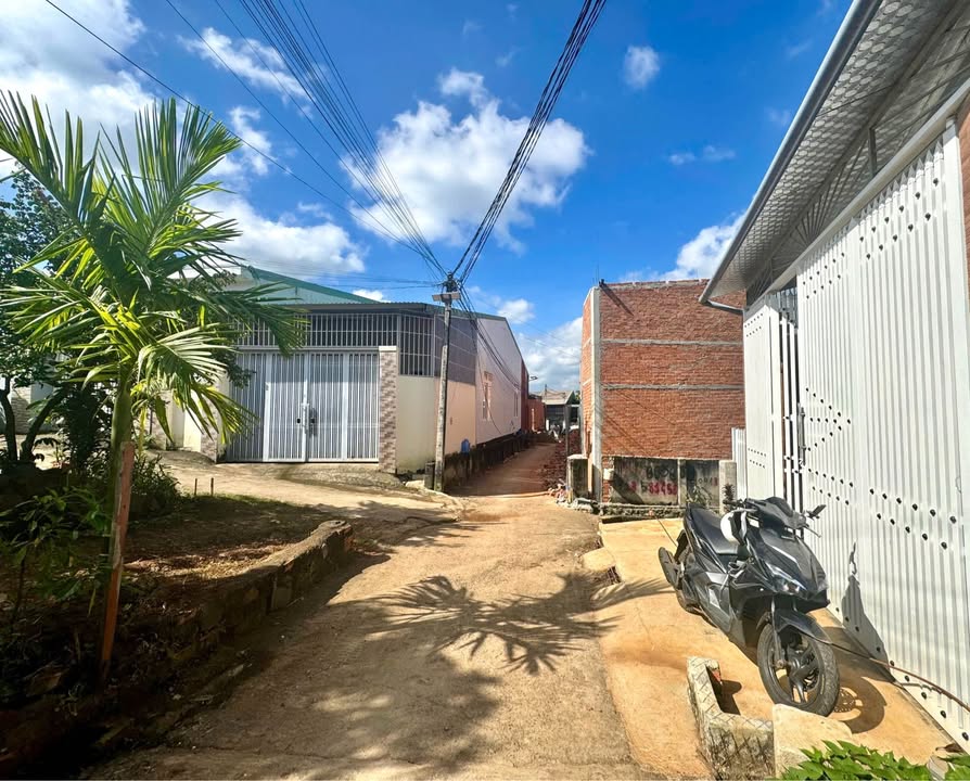 Nhà hẻm Sămbram Buôn Ma Thuột 108m² giá 1.99 tỷ - Vị trí đắc địa, tiện ích đầy đủ!