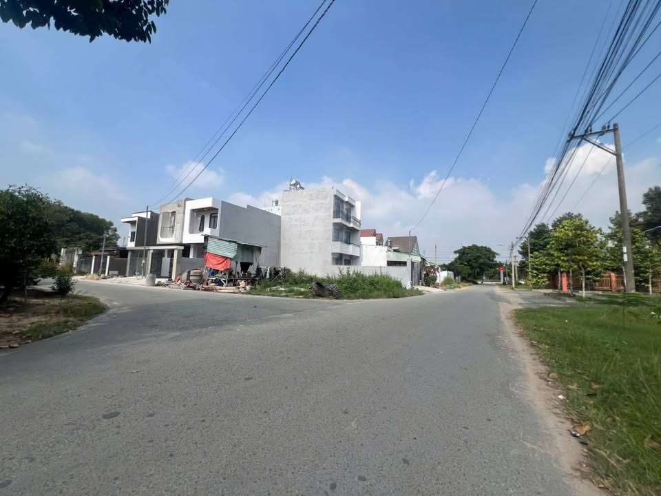 Nhà mặt tiền DX70, Định Hòa, 78m² giá 3.1 tỷ - Thiết kế hiện đại, sẵn sàng ở!