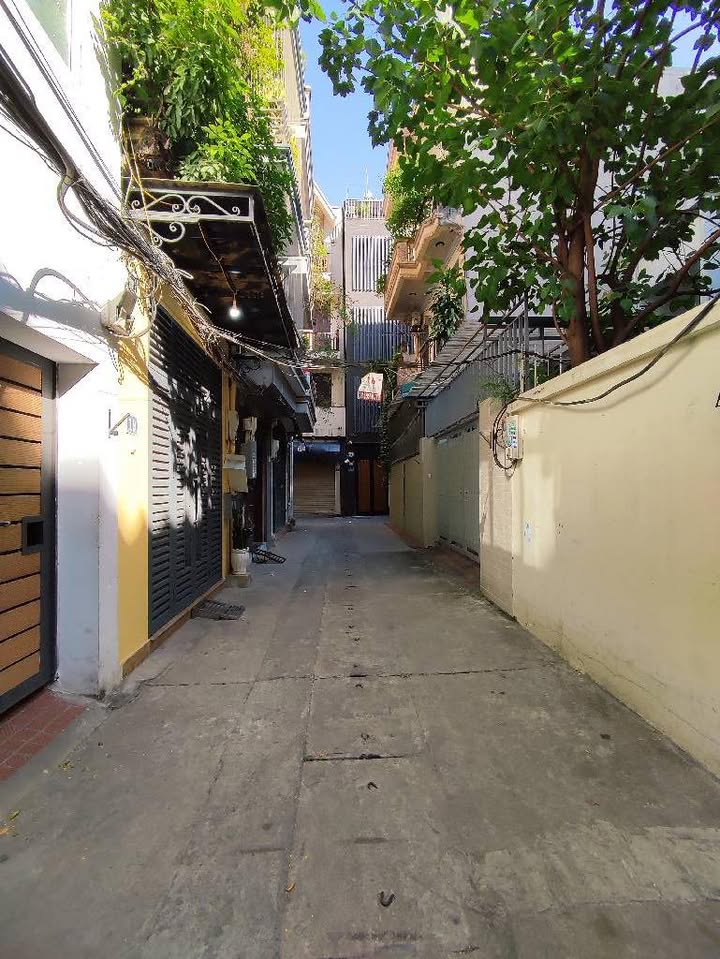 Nhà 5 tầng Xuân La 38m² giá 9.3 tỷ - Nội thất đẹp, chỉ việc ở ngay!