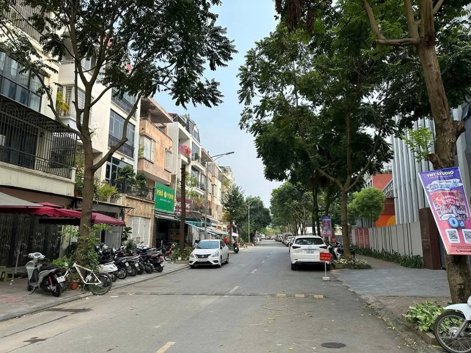 Nhà phố liền kề KĐT Văn Phú, Hà Đông 450m² giá 20 tỷ - Hoàn thiện, thang máy, full nội thất!