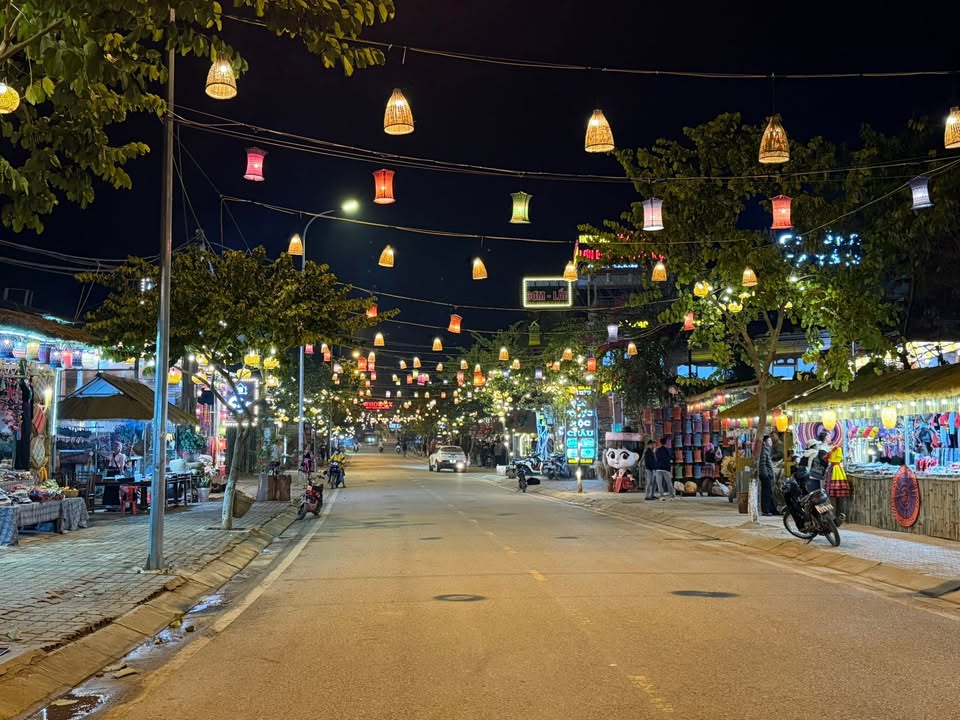 Đất mặt phố chợ đêm Rừng thông Bản Áng Mộc Châu 310m² giá 8.3 tỷ - Đầu tư sinh lời ngay!