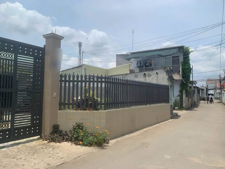 Nhà 1 Lầu Hiệp Hòa Biên Hòa 240m² giá 5.5 tỷ - Sân để xe ô tô rộng rãi!