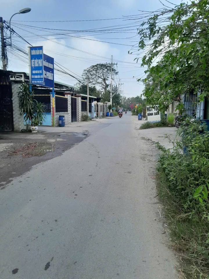 Nhà phố Hòa Phú Củ Chi 148m² giá 2.1 tỷ - Mặt tiền đường 221, khu dân cư đông đúc!