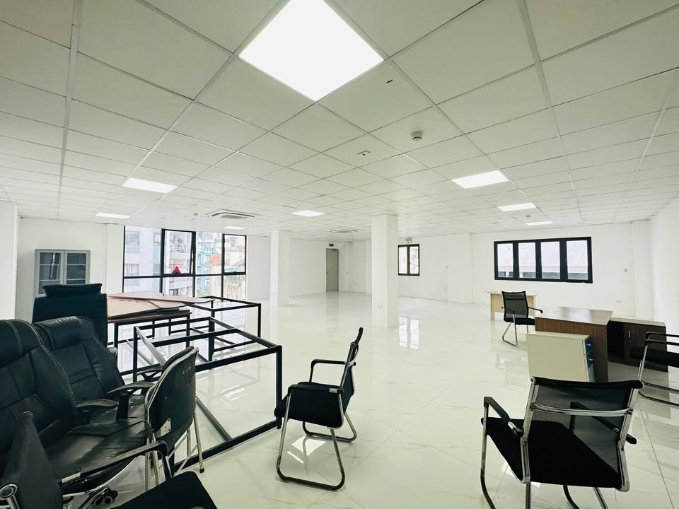 Văn phòng cho thuê tại Triều Khúc, Thanh Xuân 150m² - Lô góc sang trọng, tiện ích đầy đủ!