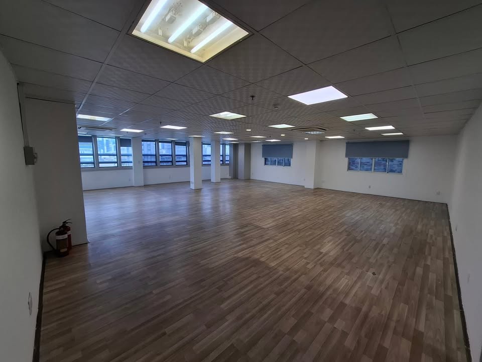 Văn phòng cho thuê tại Lê Văn Lương, Thanh Xuân 130m² chỉ 20 triệu/tháng - Siêu thoáng và tiện nghi!