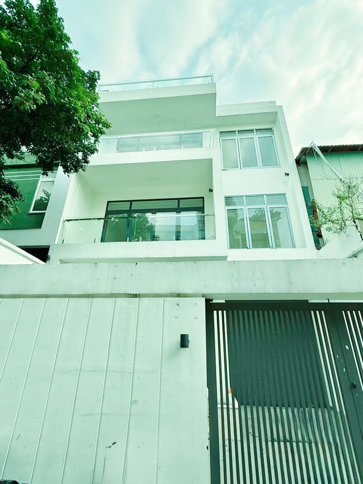 Biệt thự cao cấp hẻm 8m Nguyễn Chí Thanh, Quận 5, 650m² - Khu dân trí cao, thuận tiện kinh doanh!