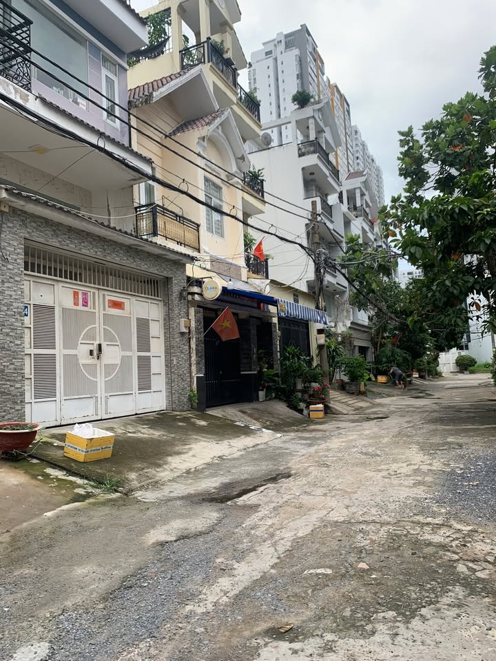 Nhà phố Hoàng Quốc Việt Quận 7 80.3m² giá 9.4 tỷ - Thiết kế ấn tượng, sổ hồng riêng!