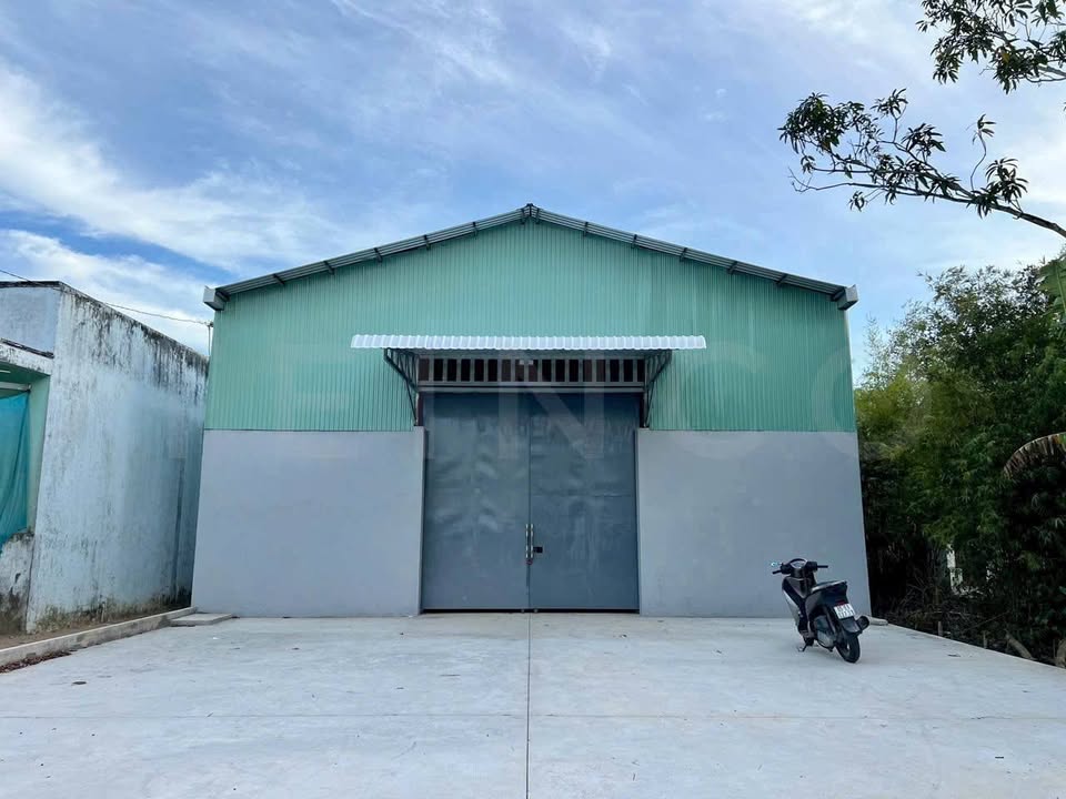 Cho thuê kho xưởng 660m² mặt tiền đường gần KCN Trà Nóc - Giá tốt chỉ 15 triệu/tháng!