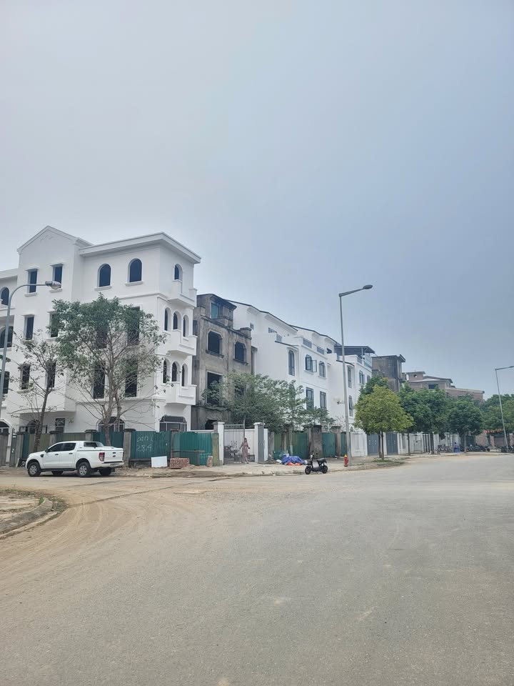 Biệt thự nhà vườn KĐT Nam An Khánh 260m² giá 30 tỷ - Căn góc hướng mát, bàn giao thô!