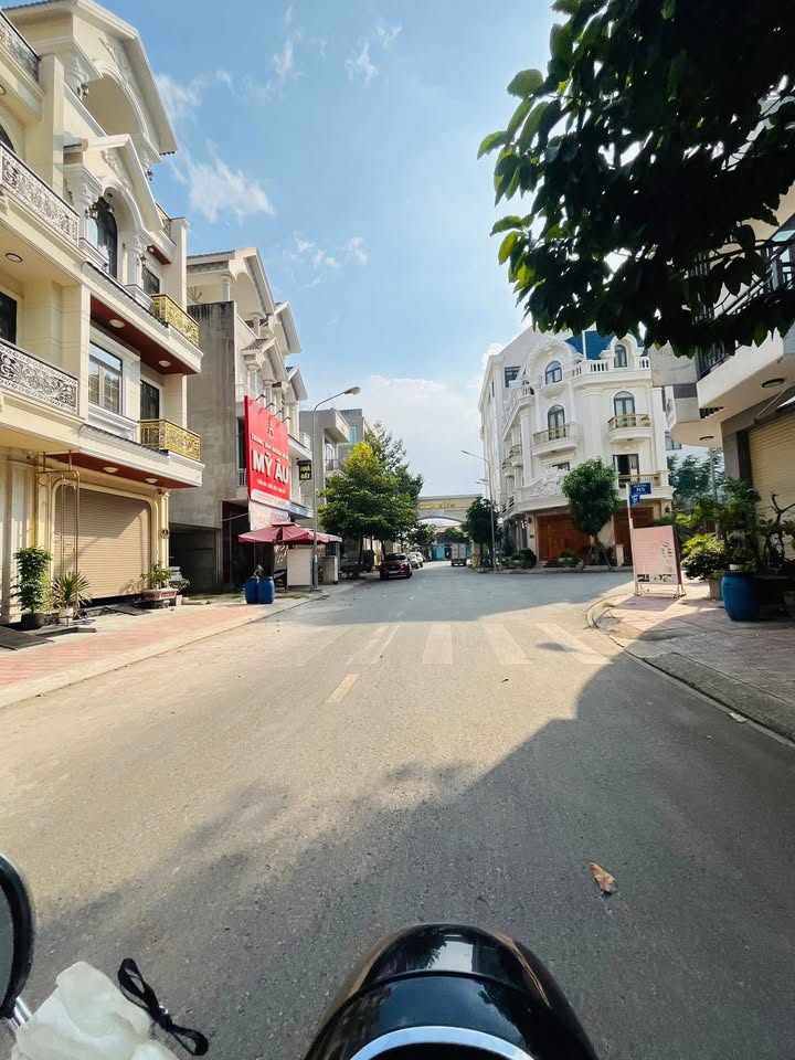 Nhà phố KDC Phú Hồng Thịnh 6, Dĩ An 63.5m² giá 7.2 tỷ - Xách vali vào ở ngay!