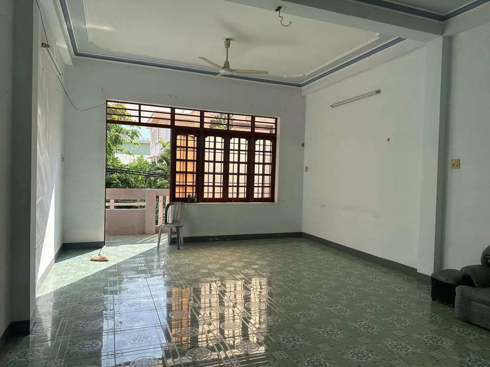 Nhà nguyên căn 3 tầng mặt tiền đường Trần Nhật Duật, Tuy Hoà 100m² - Giá thuê chỉ 7 triệu/tháng!