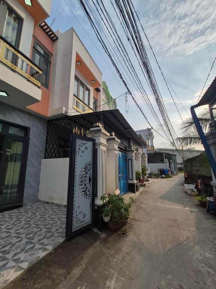 Nhà phố Bình Chánh 64m² giá 2.4 tỷ - Pháp lý sổ hồng riêng, thuận tiện di chuyển!