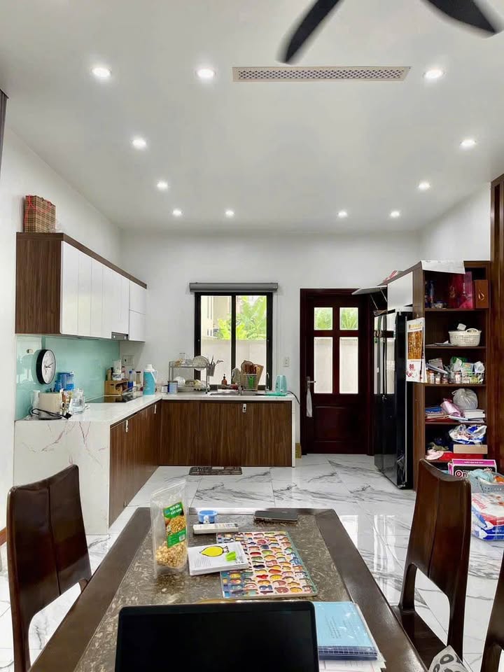 Nhà Biệt Thự 3 Tầng Lô Góc Đỉnh Long 272m² giá 18 tỷ - Sống đẳng cấp ngay trung tâm!