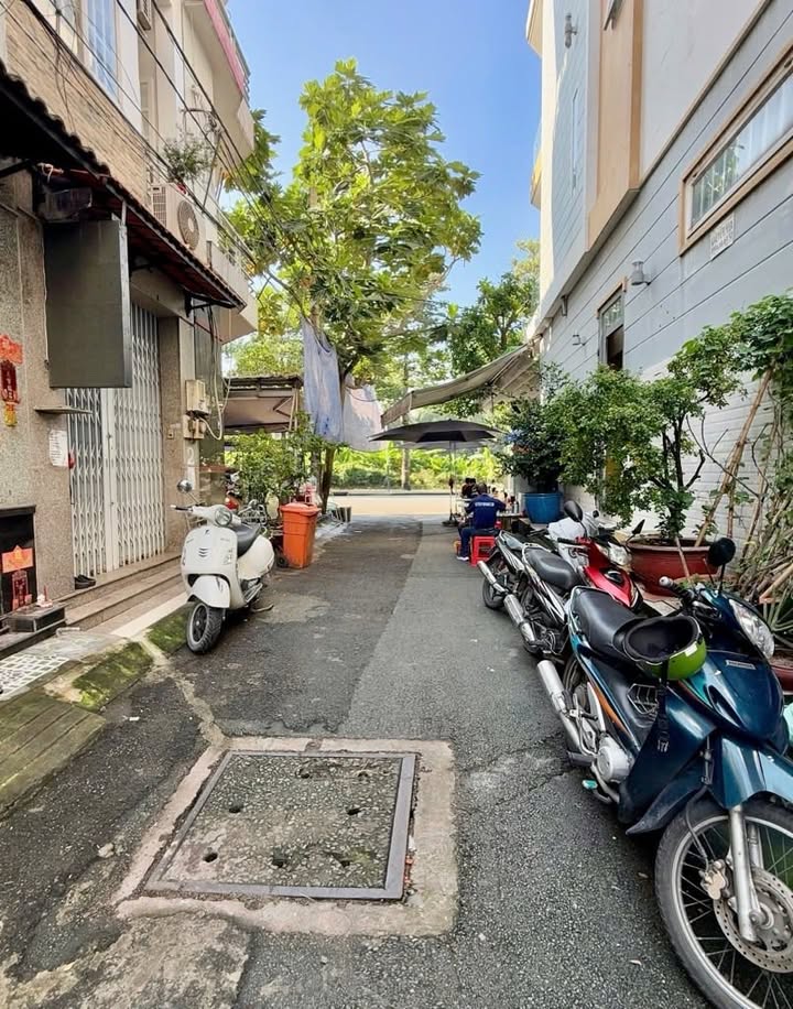 Nhà 4 tầng Thủ Đức 105m² giá 5 tỷ - Sổ hồng hoàn công đầy đủ!