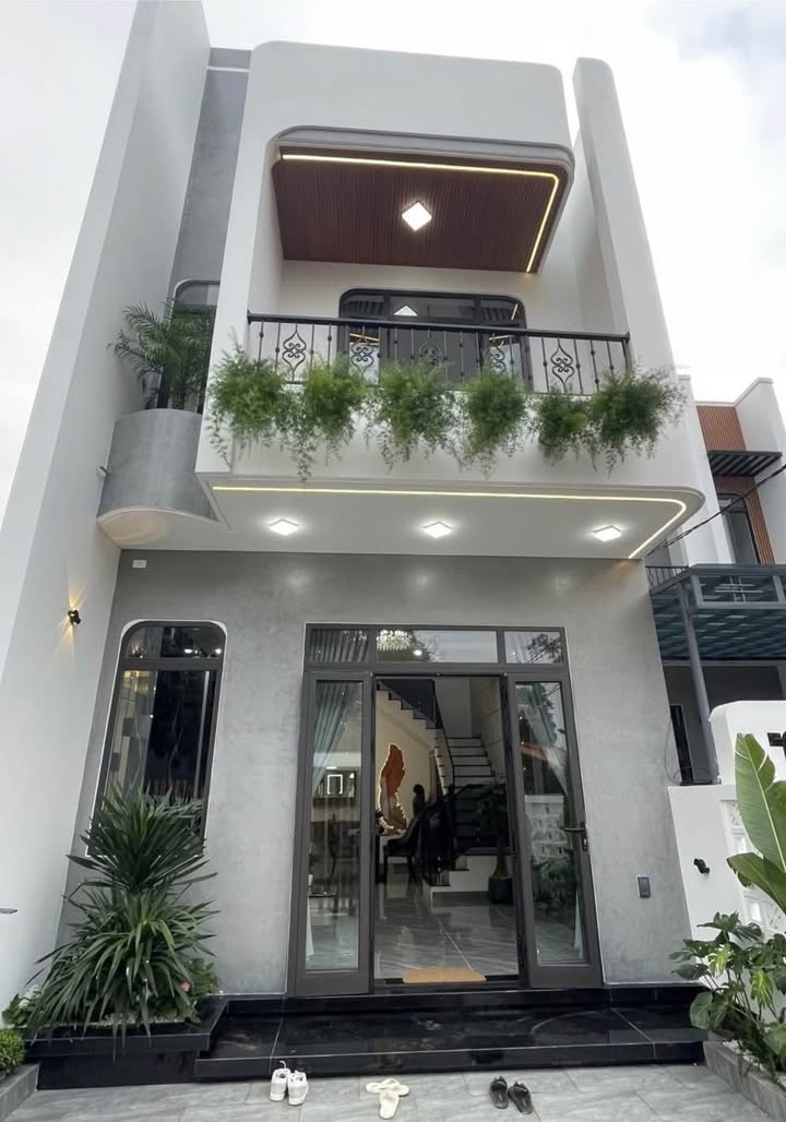 Nhà 2 tầng Thích Tịnh Khiết, Thủy Xuân, Huế 110m² giá 3.3 tỷ - Sân ô tô rộng rãi!