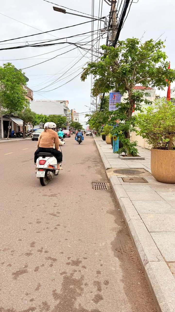 Nhà mặt tiền đường An Dương Vương, Quy Nhơn 210m² giá 13 tỷ - Sổ đỏ chính chủ!