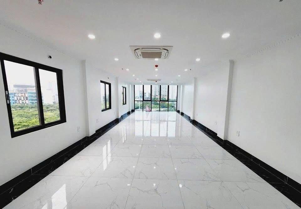 Cho thuê nhà 5 tầng mặt đường Kim Giang, Hoàng Mai, 100m² - Thang máy, thông sàn, nhận ngay!