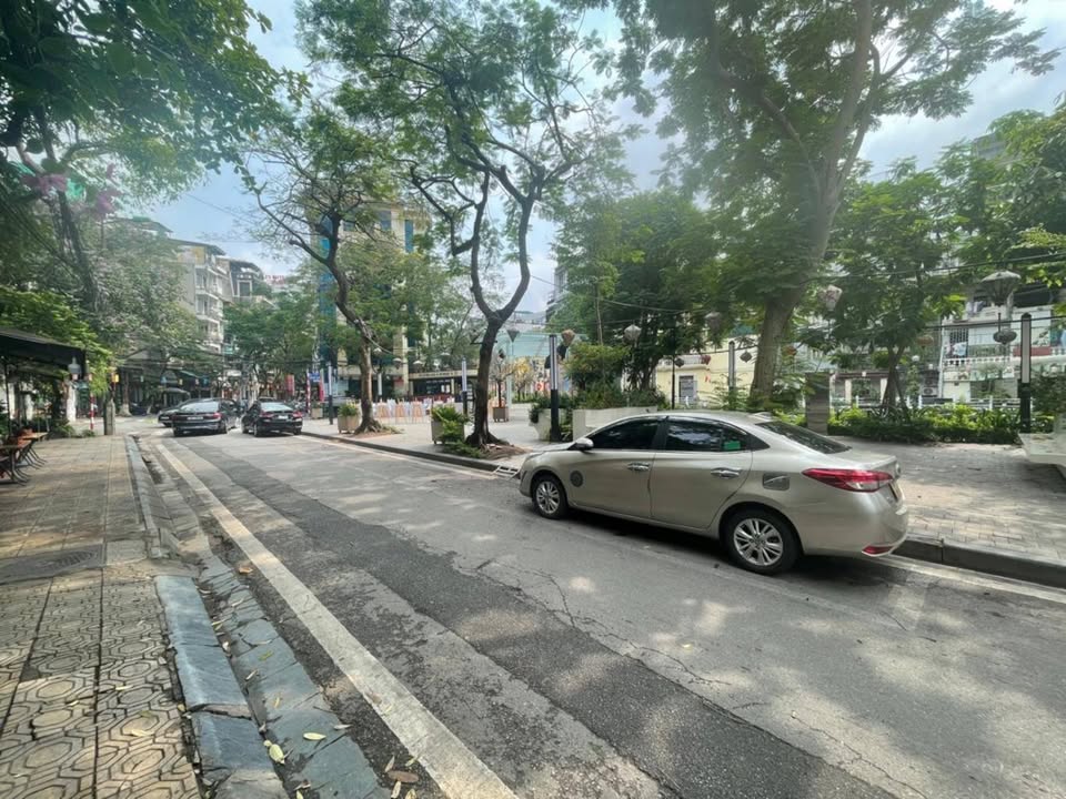 Nhà mặt phố Trúc Bạch 45m² giá 7 tỷ - Cơ hội sở hữu vị trí đắc địa!