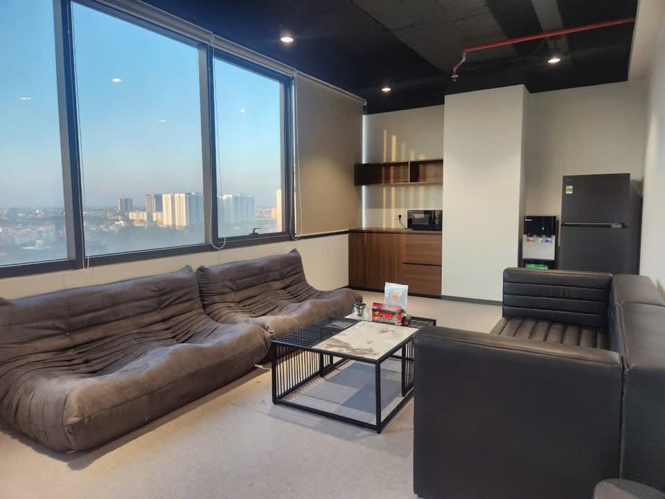 Văn phòng cho thuê tại Nguyễn Văn Cừ, Long Biên 153m² - Nội thất mới, view hồ thoáng đãng!