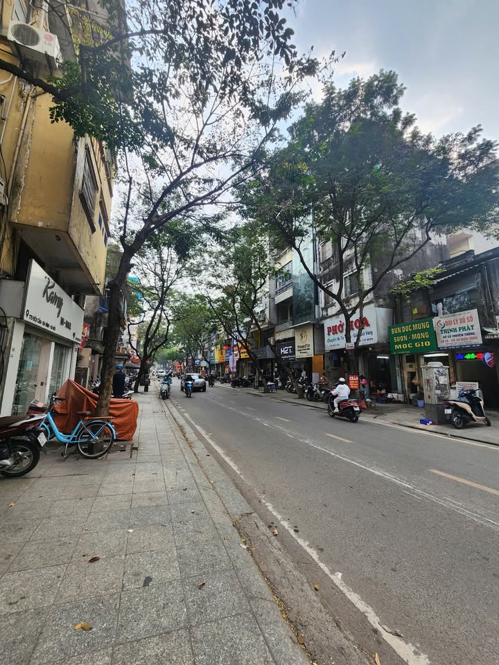 Cho thuê mặt phố Đội Cấn, Ba Đình 60m² giá 35 triệu - Vỉa hè rộng, kinh doanh sầm uất!