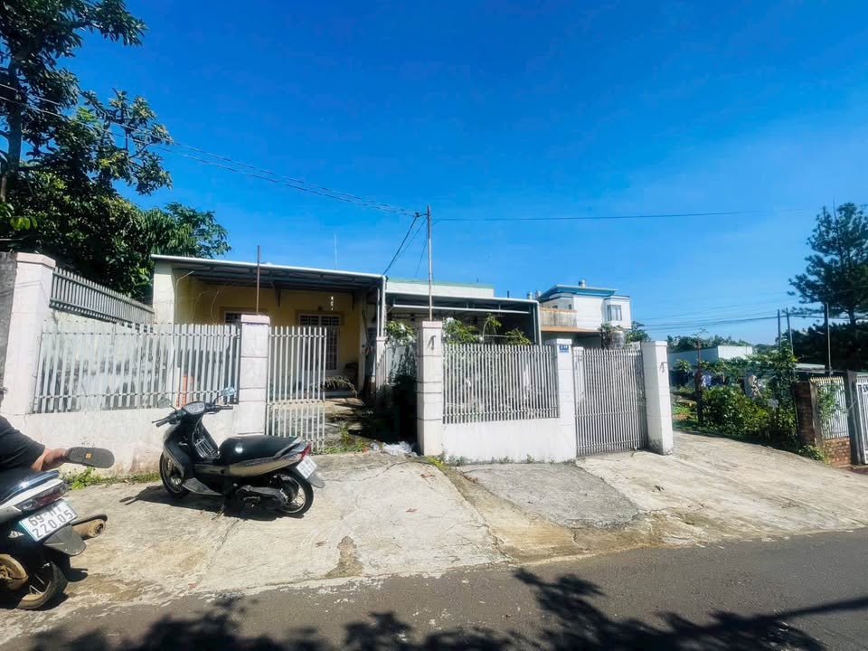 Nhà hẻm Trần Quý Cáp, Bảo Lộc 100m² giá 2.2 tỷ - Sân rộng đậu ô tô!