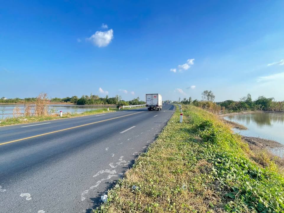 Đất 2 công Mặt Tiền Đường Tránh Long Xuyên - Giá 2 Tỷ VND - Đầu Tư Sinh Lời!