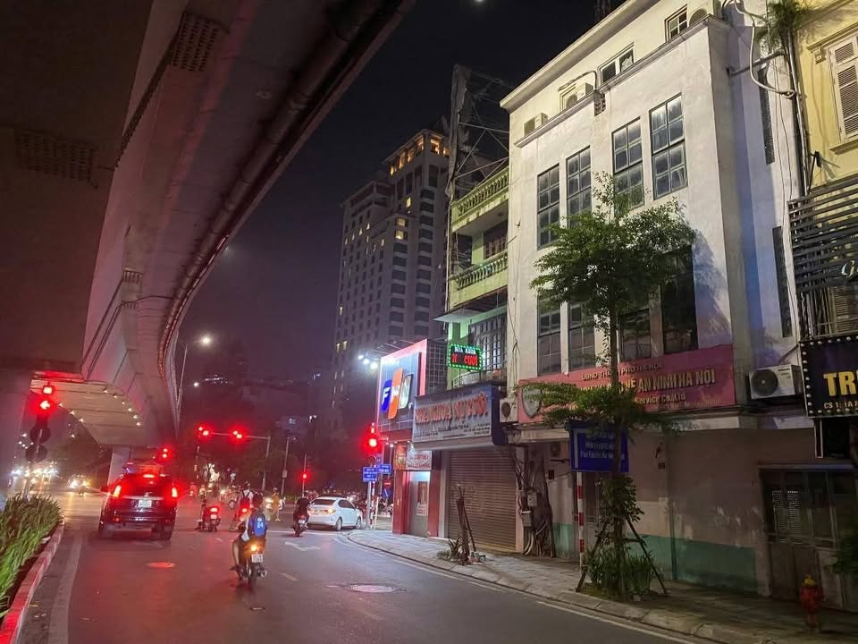 Bán đất mặt phố Nghi Tàm 61m² giá 30 tỷ - Sổ đỏ chính chủ, vị trí đắc địa!