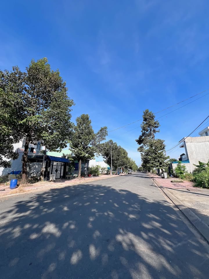 Nhà Lầu tại Trung Tâm Tái Định Cư Bình Minh - 100m² giá 3 tỷ - Kinh doanh ngay!