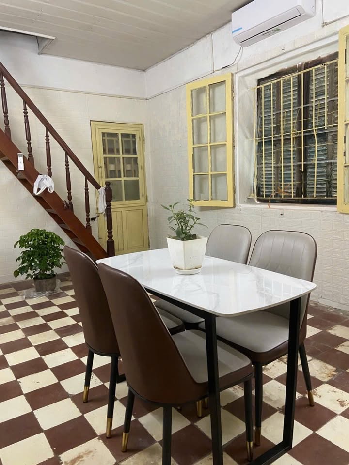 Phòng cho thuê tại Tập thể Nguyễn Công Trứ, Quận Hai Bà Trưng, 20m² - Trống ngay, giá tốt!