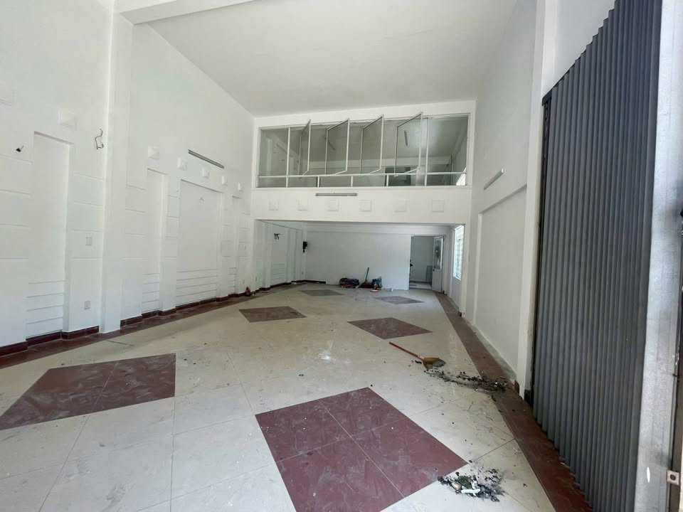 Nhà cho thuê 4 tầng 2 mặt tiền tại khu Hoà Cường, Đà Nẵng - Diện tích rộng, thang máy tiện lợi!