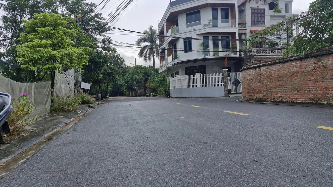 Nhà 5 tầng Vân Nội, Đông Anh 93m² giá 10 tỷ - Thiết kế hiện đại, view đầm tuyệt đẹp!