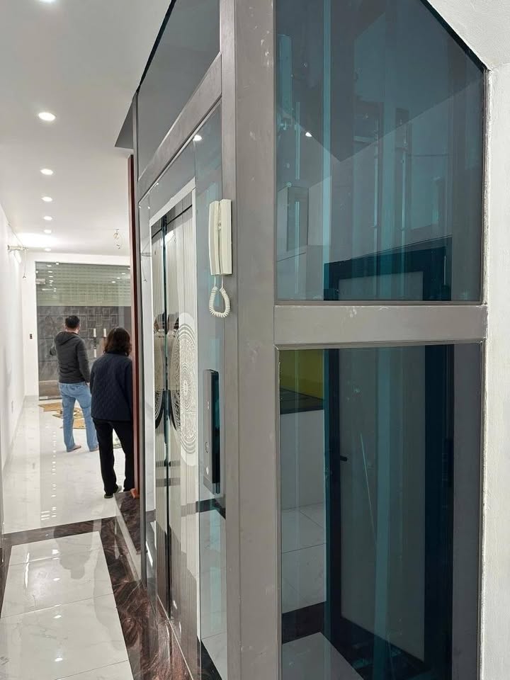 Nhà 50m² Xuân La giá 1x tỷ - Kinh doanh sầm uất, thang máy tiện lợi!