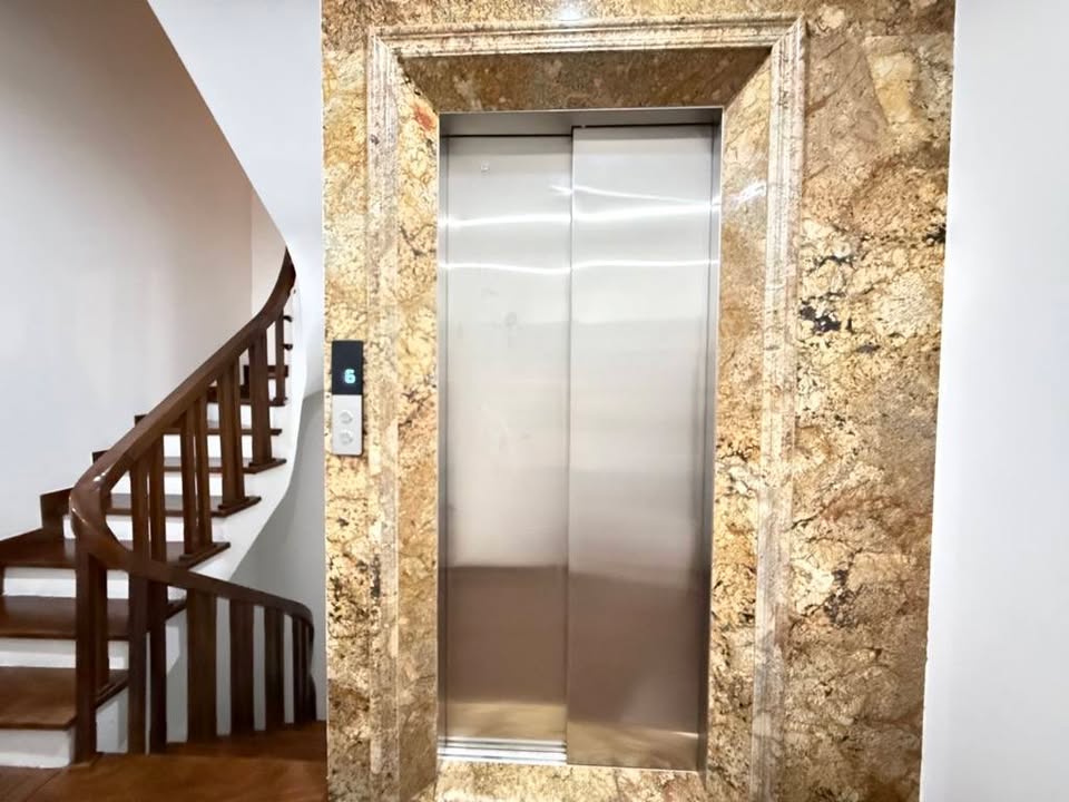 Nhà đẹp ngõ 2 Hoàng Quốc Việt, Cầu Giấy 41m² giá 8.6 tỷ - Bán gấp cần tiền