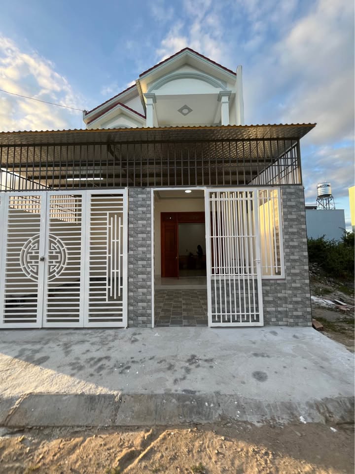 Bán nhà đường Nguyễn Trác, P. Đắk Cấm, 108.5m² giá 2 tỷ - Nhà mới đẹp, sân ô tô thoải mái!