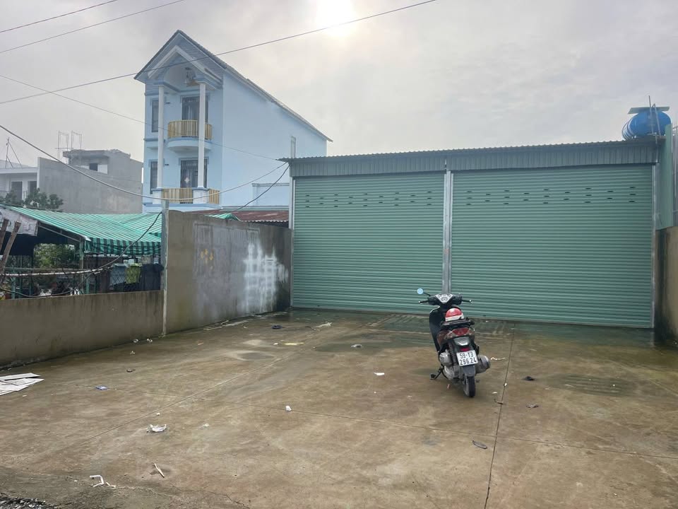 Kho xưởng Hóc Môn 280m² giá 9.8 tỷ - Vị trí vàng, pháp lý chuẩn!
