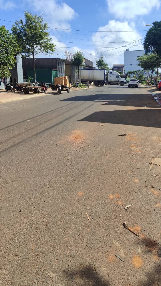 Đất nền 100m² tại Buôn Ma Thuột giá 3.1 tỷ - Khu vực sầm uất, tiện lợi!