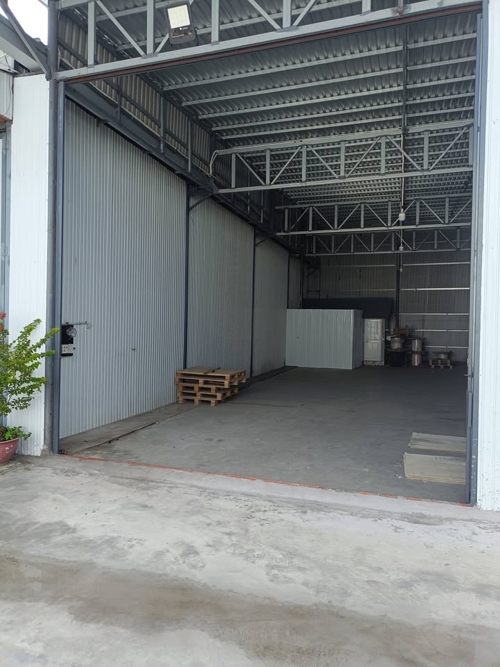 Kho cho thuê đường Nguyễn Văn Linh, Cần Thơ 300m² - Vị trí thuận lợi, giá tốt!