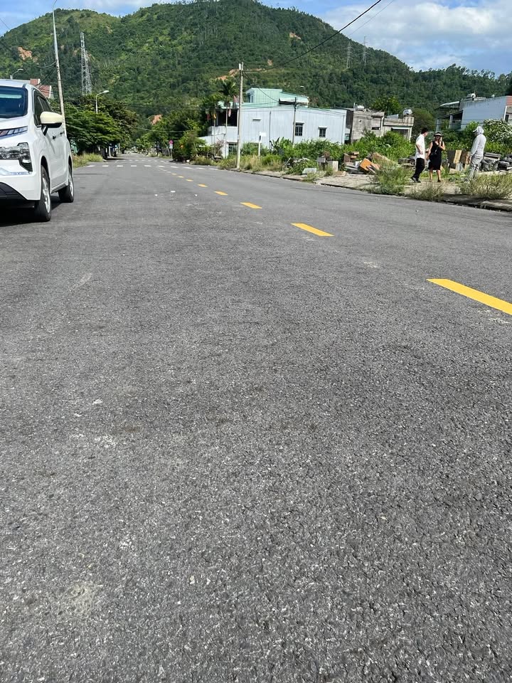 Lô đất Hòa Sơn, Đà Nẵng 110m² giá 3.6 tỷ - Gần trường học, tiện ích đầy đủ!