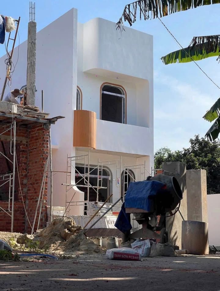 Nhà phố Tam Long Bà Rịa 210m² giá 2.85 tỷ - Ban công cực Chill và sân vườn rộng rãi!