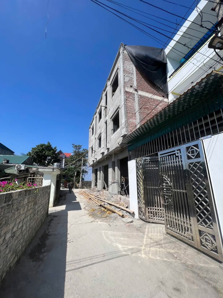 Nhà mới xây 3 tầng tại Quảng Thịnh, Thanh Hóa - Chỉ 2 tỷ - Sẵn sàng vào ở!