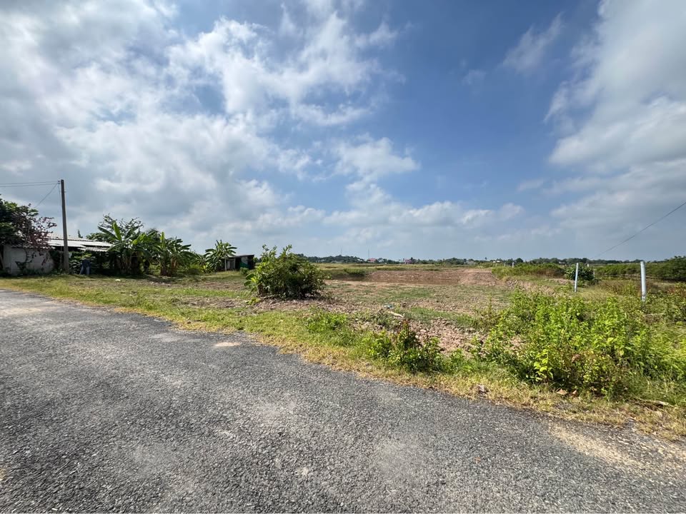 Đất nền 5,7 công mặt tiền đường Cái Già Trên, Hiệp Mỹ Đông, 855 triệu - Cơ hội đầu tư hấp dẫn!