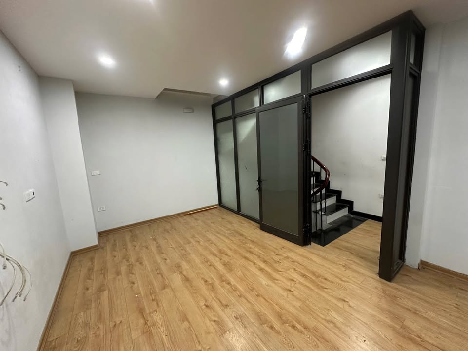 Cho thuê mặt bằng kinh doanh tại Ngõ 814 Đường Láng, Đống Đa - 50m² giá 7.5 triệu/tháng, phù hợp với nhiều loại hình kinh doanh!