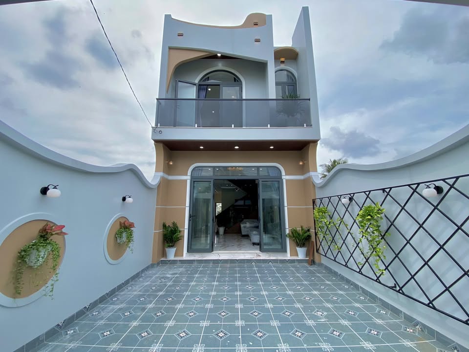 Nhà lầu đẹp mặt tiền Bà Tư Gạo, Phước Thạnh 180m² giá 3.38 tỷ - Giảm ngay 100 triệu trước Tết!