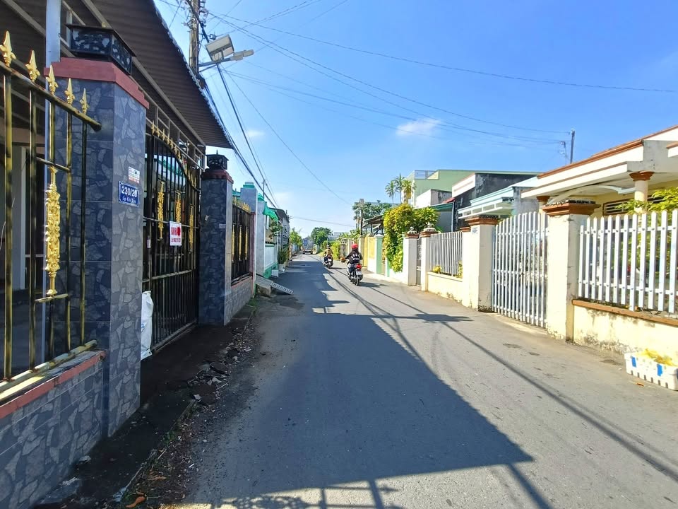 Nhà phố Long Thuận Gò Công 105m² giá 2 tỷ - Sổ đỏ chính chủ sẵn sàng giao dịch!