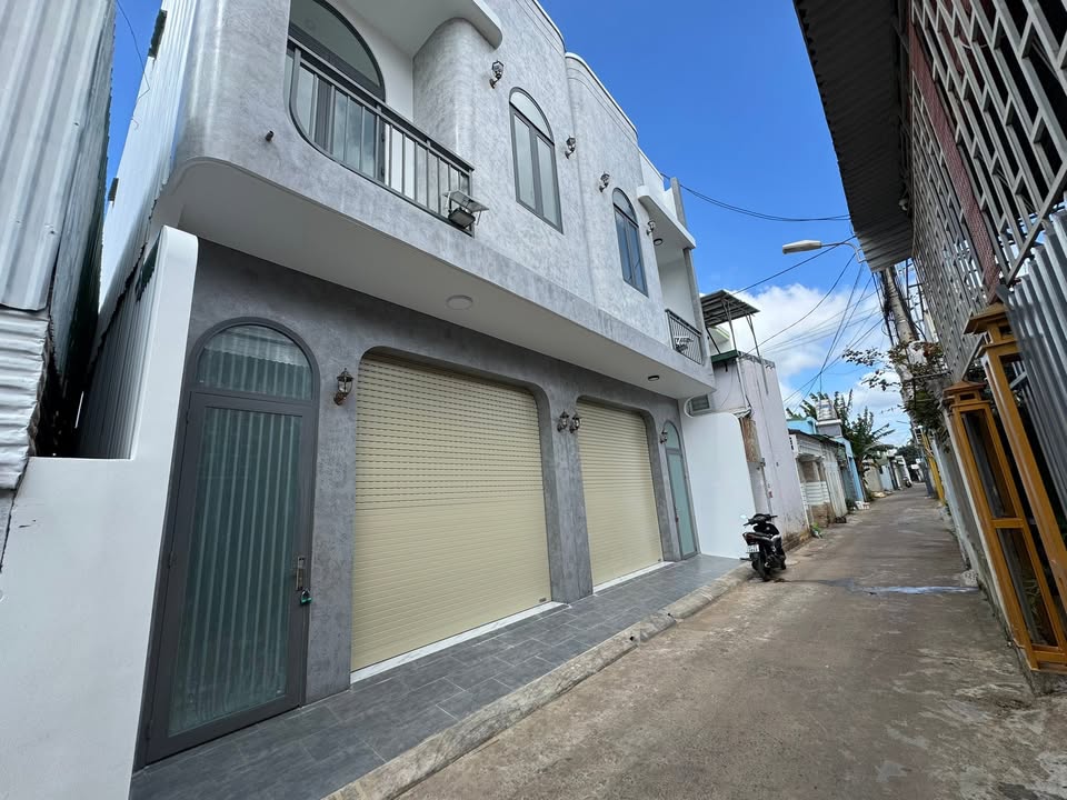 Nhà liền kề Hẻm 122 Mai Hắc Đế, Buôn Ma Thuột 72.5m² giá 4 tỷ - Sổ hồng chính chủ, thổ cư 100%!