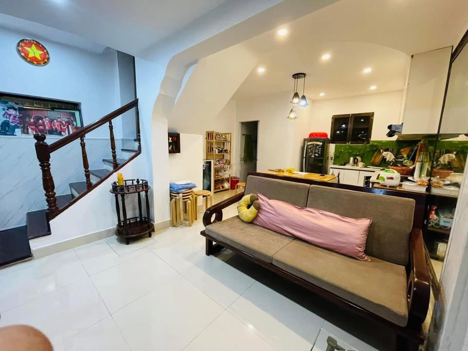 Nhà 6 tầng Hoàng Quốc Việt, Cầu Giấy 50m² giá 20.5 tỷ - Kinh doanh thuận lợi!