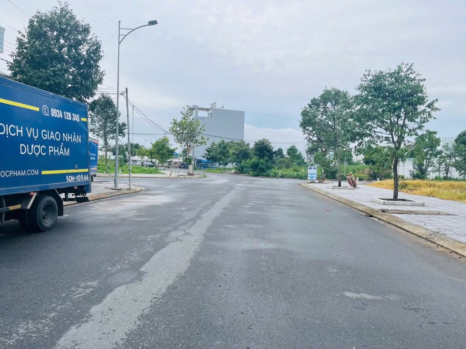 Bán lô đất 3 nền kề góc đường D17 KDC Hồng Loan 6A - Giá 2.15 tỷ, vị trí tiềm năng sát trường FPT!