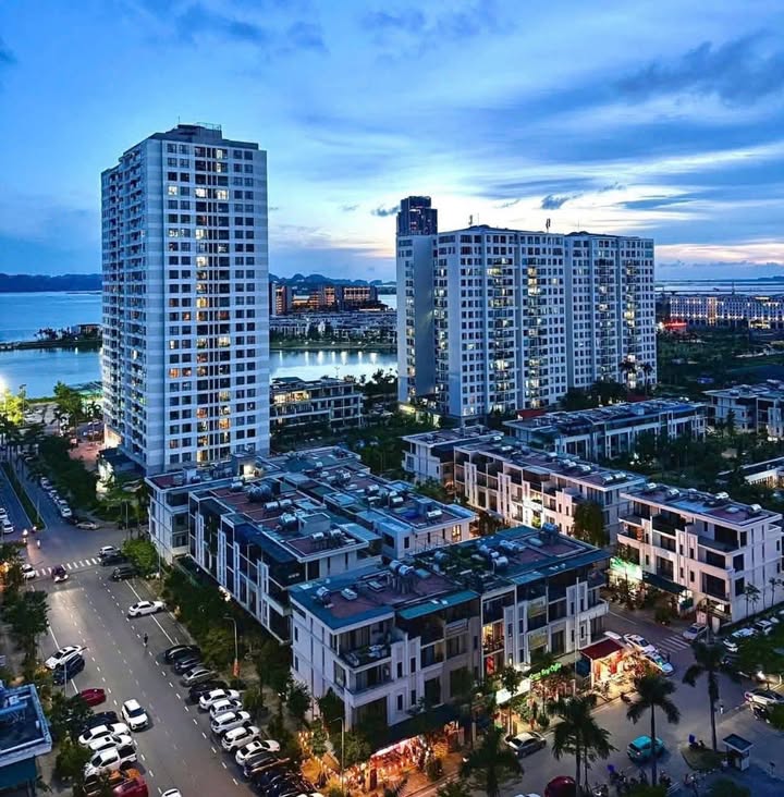 Bán nhà liền kề 4 tầng mặt đường Hoàng Quốc Việt, Hạ Long 157m² - View biển vịnh Hạ Long thông thoáng!