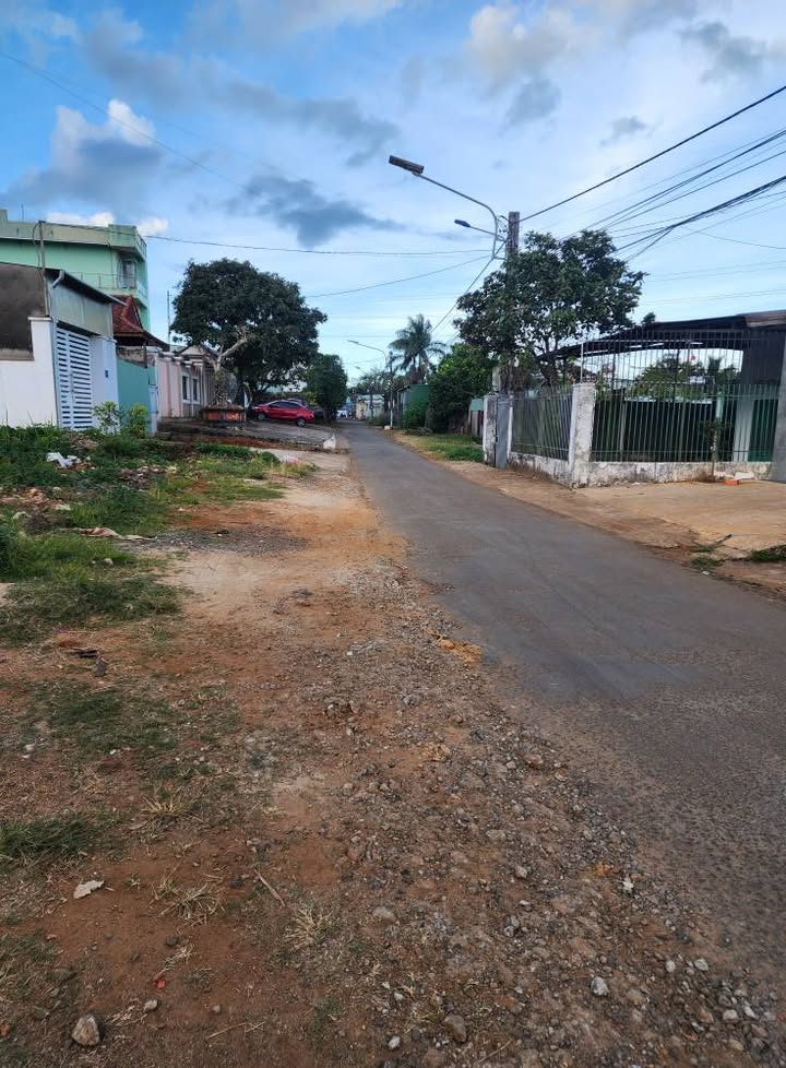 Nhà mặt tiền đường Lương Ngọc Quyến, Pleiku 175m² giá 1.45 tỷ - Sân ô tô tiện nghi!